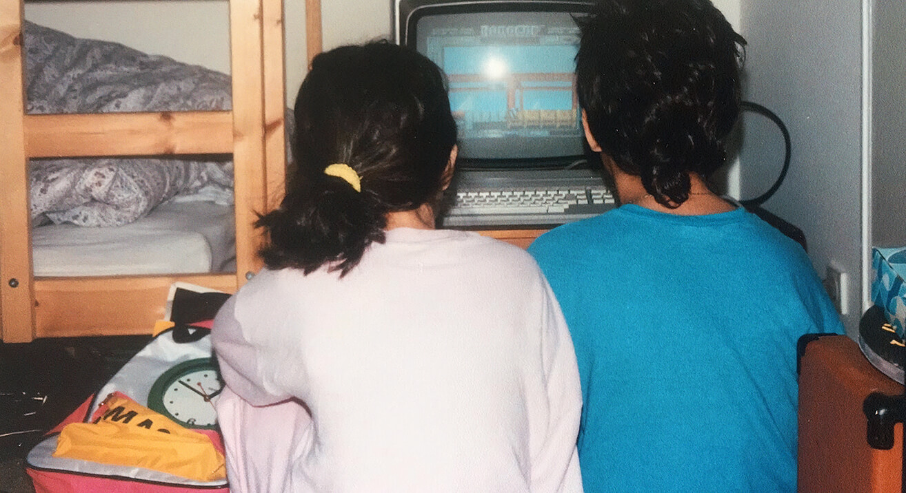 Paola à 5 ans avec son grand frère qu’elle forçait à jouer avec elle!